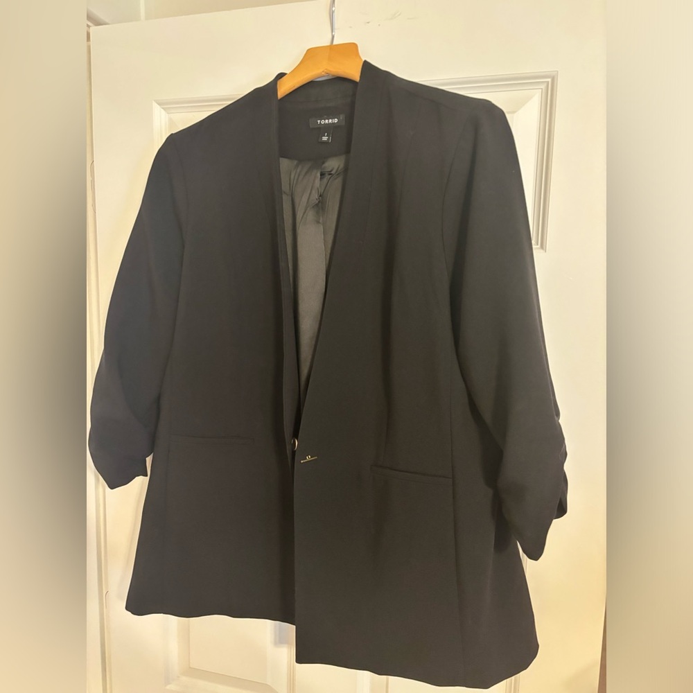 Black Torrid Blazer, Ruched Sleeves, Size 1. - Picture 5 of 6
